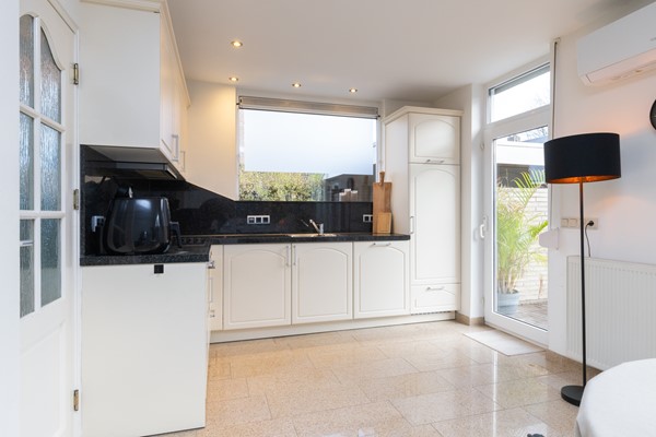 Foto - Verkocht onder voorbehoud: Rustig, aan verkeersluwe straat gelegen, goed onderhouden, half vrijstaande eengezinswoning met zolder, kelder, tuin, garage en
carport in Landgraaf